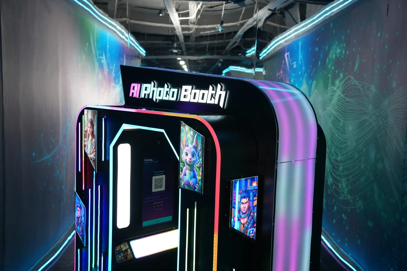 Gäste stehen vor der beleuchteten Futureino KI-Fotobox an einem Veranstaltungsort und warten auf ihren Sofortdruck