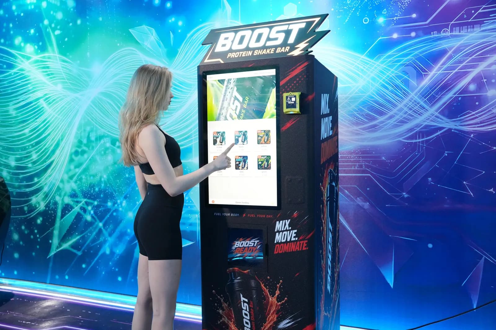 Una clienta elige un batido de proteínas en la pantalla táctil de la Boost Protein Shake Bar de Futureino