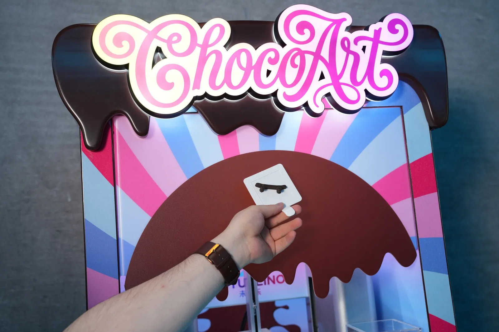 ChocoArt logo with a hand presenting a printed chocolate plate